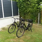 A 1km Des Plages Avec 2 Velos Elec דירה